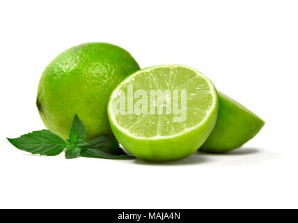 Limes, frais isolé sur fond blanc. Section transversale et ensemble avec fruits lime feuille de menthe, d'agrumes. Banque D'Images