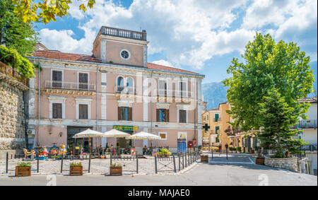 Vue panoramique à Caramanico Terme, commune italienne de la province de Coni dans la région Piémont en Italie. Banque D'Images