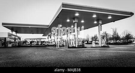 Une station d'essence dans une station-service sur autoroute dieasel de vente et de l'essence Banque D'Images