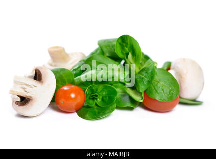 Salade de maïs frais avec des tomates cerises et champignons blancs, isolé sur fond blanc. Scène d'une saine alimentation. Banque D'Images