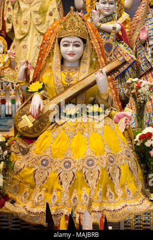 Une statue de Saraswati, la déesse hindoue de la musique au Tulsi Mandir dans South Richmond Hill, Queens, New York. Banque D'Images