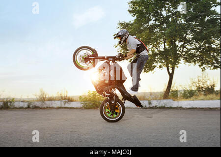 Kiev, Ukraine - 28 août 2015 : Extreme Stunt Driver est de sauter sur sa moto sport tout en équitation de façon extrême. Été ensoleillé le soir. Circonscription d'adrénaline. Banque D'Images