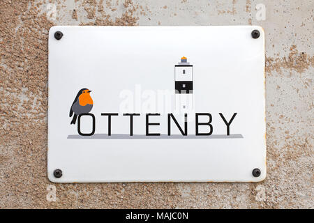 Signer avec logo de l'Observatoire d'oiseaux / Fågelstation Ottenby dans la recherche sur les oiseaux et la sonnerie d'oiseaux migrateurs dans le sud d'Öland / Oeland, Suède Banque D'Images