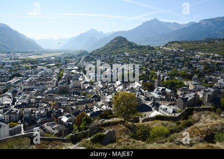 Une vue de la ville suisse de Sion, vu de la colline, Basilique Notre-Dame de Valère, dans la vallée supérieure du Rhône, canton du Valais, Suisse. Banque D'Images