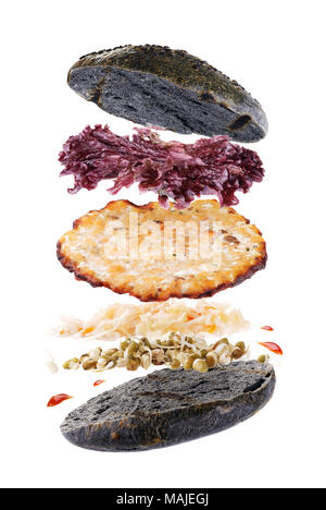 Hamburger délicieux avec des ingrédients vol isolé sur fond blanc. Burger de poisson fraîchement avec chop Banque D'Images