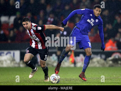 L'Enda Stevens de Sheffield United (à gauche) et de la ville de Cardiff Nathaniel Mendez-Laing bataille pour le ballon pendant le match de championnat à Bramall Lane, Sheffield. Banque D'Images