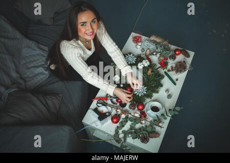 Young Smiling Woman Making Fleuriste Décorations de Noël au Bureau. Travail du fleuriste Banque D'Images