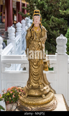 Hacienda Heights, Californie, USA - Le 23 mars 2018 : statue en or de Avalokitesvara, Guanyin, à Hsi Lai Temple Bouddhiste. Côté du jardin verdoyant. Ballust blanc Banque D'Images