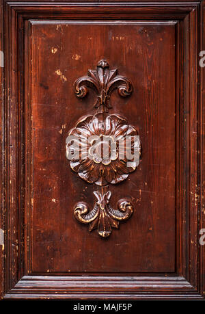 Vintage porte en bois décoré de sculptures avec ornements floraux Banque D'Images