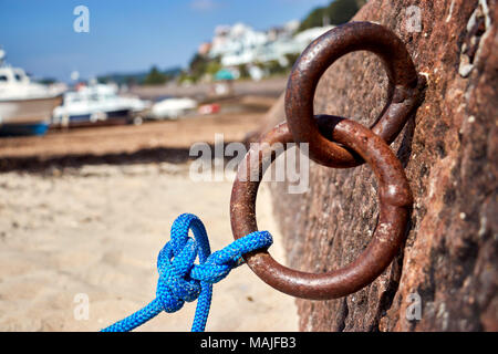 Image abstraite de l'anneau d'amarrage du port de métal. Jersey Channel Islands Banque D'Images