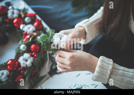 Décorations de Noël et les mains des femmes, l'arrière-plan de vacances Banque D'Images
