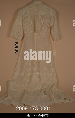 Coton blanc et dentelle robe de mariage Titre : coton blanc et dentelle robe de mariage . 1896. Banque D'Images