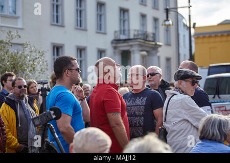 Les manifestants de droite campagne électorale inquiétante cas de Die Linke. Banque D'Images