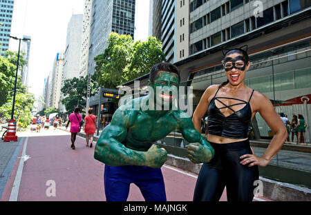 Carnaval, Rio de Janeiro, Brésil - 11 Février 2018 : fêtards déguisés participer à la traditionnelle rue n'Boitata Cordao Banque D'Images
