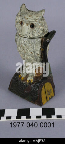 Banques mécanique en fonte dans la forme d'un hibou assis sur un membre de l'arbre. Pour faire un dépôt, une pièce est placée sur la gauche de l'Owl's Head, un levier permet l'Owl's Head, poussant la pièce dans la banque. Fabriqué par la société Stevens J et E vers 1880. Titre : pièce mécanique Owl Banque . vers 1880. James H. Bigalow (Designer), J et E Stevens Company (bouilloire), Banque D'Images
