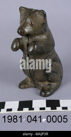 Banque mécanique en fonte dans la forme d'un ours debout avec une fente de pièce dans la poitrine. La bouche de l'ours s'ouvre lorsqu'une pièce est placée dans le logement. Titre : Ours debout (emplacement dans la poitrine) Mécanique Coin Bank . après 1900. Banque D'Images