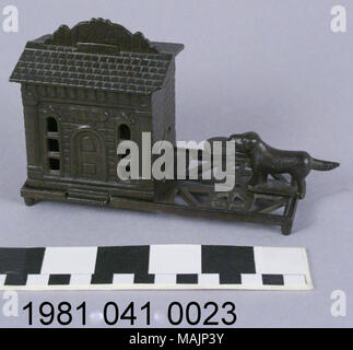 Banque mécanique en fonte en forme d'une maison et le chien. Pour déposer une pièce de monnaie, le chien est tiré vers l'arrière et la pièce de monnaie placée sur un plat dans sa bouche. La queue du chien de presse l'action, à l'origine du chien à tirer de l'avant, du dépôt de la pièce dans la maison. Fabriqué par l'H.L. Judd Company vers 1880. Titre : pièce mécanique Gem Bank . vers 1880. H.L. Judd et de l'entreprise Banque D'Images