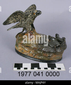 Mécanique en fonte banque comprend un aigle debout sur une roche, ailes déployées et deux aiglons assis dans un nid. Après une pièce est placé dans le bec de l'aigle, un levier derrière l'aigle fait pivoter vers l'avant l'abandon de la pièce de monnaie dans une fente dans le nid qu'elle "flux" les aiglons. Fabriqué par la société Stevens J et E circa 1883. Titre : Eagle et mécanique des aiglons Coin Bank . circa 1883. Charles M. Henn (Designer), J et E Stevens Company (bouilloire), Banque D'Images
