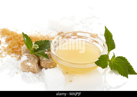 Différents types d'édulcorants - brown sugar , sucre blanc, sucre cristal , édulcorant artificiel, le sucre de canne, sucre en poudre, le miel dans un bol en verre. Isola Banque D'Images
