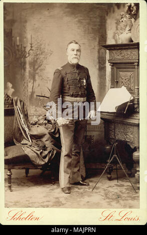 Portrait en pied de Fredrick W. Lewis vêtu d'un uniforme, et debout avec un bâton dans ses mains. Il est debout près d'un pupitre à musique avec ce qui est probablement un livre de partitions de musique. Derrière lui à gauche de l'image est une chaise avec des tentures sur le côté droit, avec une flûte appuyé contre le dossier de chaise, et un chapeau de fourrage sur le siège. 'Scholten' et 'St. Louis." (imprimé ci-dessous l'image). Titre : Fredrick W. Lewis, Chef, Armée des États-Unis, Lieutenant-colonel, 11e de cavalerie du Missouri (Union européenne). . Vers 1880. Scholten, Saint Louis Banque D'Images