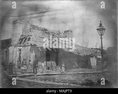 Un homme en chapeau haut, trois jeunes femmes, et un garçon se tenir devant la résidence du Gouverneur Alexander McNair sur le coin nord-ouest de l'épinette et principales rues. Un réverbère est sur le coin de la rue. Titre : Résidence du Gouverneur Alexander McNair, angle nord-ouest des rues principales et l'épinette [duplicata de #  90]. . 1850. Thomas M. Easterly Banque D'Images