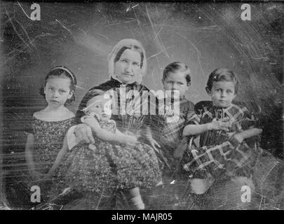 Portrait d'Eliza Westhoff, Mme Ernst Carl Angelrodt, et des enfants. Elle est photographiée avec son fils et trois filles. Titre : Mme Ernst Carl Angelrodt [Eliza Westhoff] et les enfants. . 1847. Thomas M. Easterly Banque D'Images