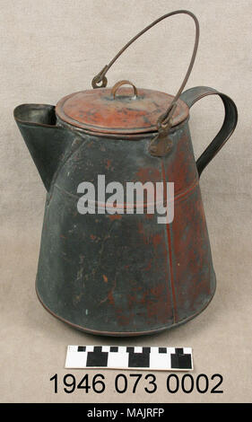 Pot à café en cuivre étamé avec couvercle amovible et poignée de libération sous caution. Bas montre des signes d'burnining d'être placé sur un feu ou des charbons ardents. Titre : Cafetière en cuivre étamé . vers 1860. Banque D'Images