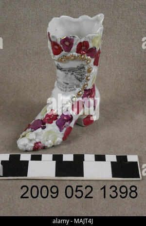 Mesdames en céramique blanche high top botte a violet, rose, et jaune doré, d + ?cor, et de transférer l'image noir des Cascades de la Foire mondiale de 1904 Titre : White Ceramic Ladies High Top Démarrer avec le violet et jaune et noir de l'image Transfert Cascades . 1904. Banque D'Images