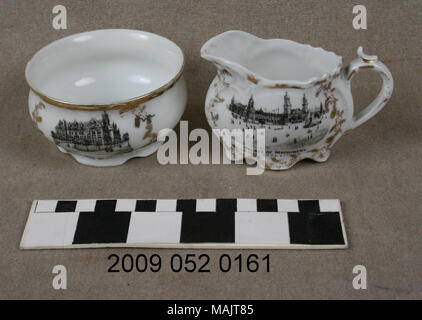 En céramique blanc crème et sucre ont d + ?cor doré noir et transférer des images. La bouteille a une image du Palais des machines et le sucrier a une image de l'Hôtel de Ville. Ce sont des souvenirs de l'Exposition mondiale de 1904. Titre : céramique blanc crème et sucre ensemble avec le transfert d'images noir de l'Hôtel de Ville et Palais de machines . 1904. Banque D'Images