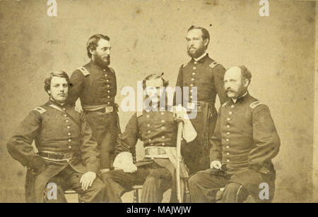 Portrait de groupe demi-longueur de cinq hommes en uniformes de l'Union européenne. L'objet au milieu est saisissant une épée. Ces agents sont probablement d'un état-major régimentaire d'une unité ou d'une unité du Missouri qui opérait au Missouri (la photo a été prise à St Louis). Sur la photo est un colonel qui est entouré par un lieutenant et trois capitaines. Titre : Groupe d'agents non identifiés (Union européenne). . Entre 1861 et 1865. J.A. Scholten, Saint Louis Banque D'Images