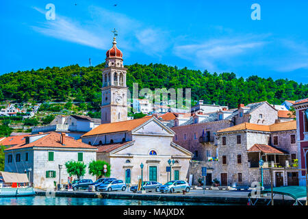 Vue panoramique à marble place Pucisca sur côte nord de l'île de Brac, Croatie. Banque D'Images