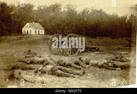 Photographie de soldats morts, cheval mort, et caisson à l'avant-plan bâtiment blanc avec barrière et à l'arrière-plan. 'Confederate mort devant l'église de simulateur d'Antietam, 17 Septembre, 1862. Don de John H. Gundlach.' (écrit sur le verso). Titre : des soldats confédérés morts dans le champ en face de simulateur d'église après Bataille d'Antietam. . 17 septembre 1862. Banque D'Images