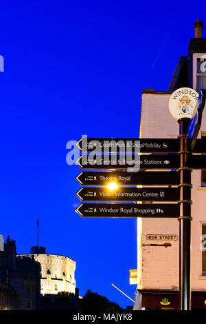 Un poteau de signalisation à Windsor montrant les directions à différentes attractions Banque D'Images