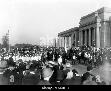 L'horizontale, 1970 Photographie noir et blanc de l'étudiant de Sumner High school marching dans la parade de la dédicace de la Jefferson Memorial à Forest Park. Titre : Les étudiants de l'école secondaire Sumner depuis mars le Jefferson Memorial Building pendant la parade pour son dévouement, 30 avril 1913. . 1913. Swekosky, William G., 1895-1964 Banque D'Images