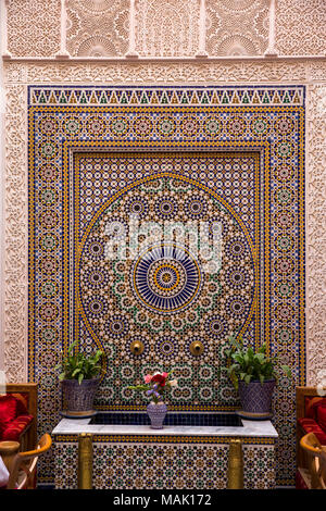 Maroc, Fes, Riad Derb Bennis Douh, Mazar, fontaine décorée de zelliges in courtyard Banque D'Images