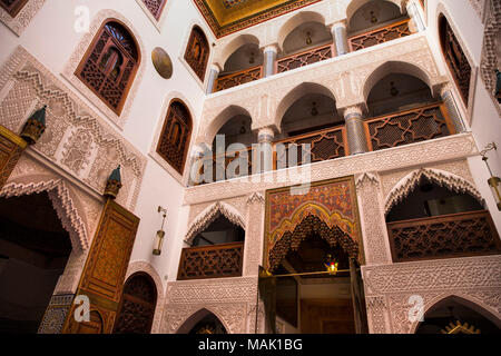 Maroc, Fes, Riad Derb Bennis Douh, Mazar, maison marocaine traditionnelle d'un balcon Banque D'Images