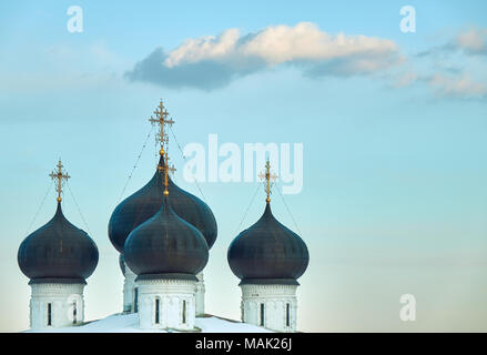 Quatre grands dômes bleu foncé sur le dessus de l'église chrétienne avec un beau fond de ciel et seul nuage ci-dessus, la composition minimaliste, copy space o Banque D'Images