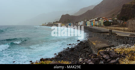 Vue panoramique sur les vagues de l'océan avec pulvérisation de soufflage roulant sur la côte volcanique rocheux. Baie pittoresque à Ribeira Grande Banque D'Images