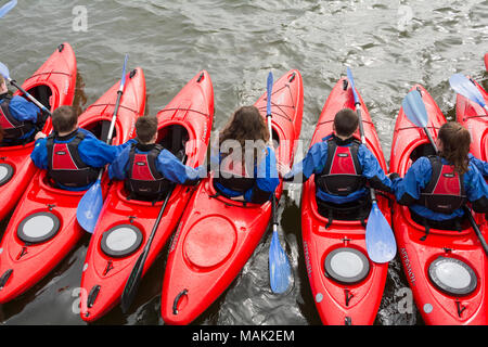 Les enfants de l'école bénéficiant d'une leçon de kayak sur le Royal Albert Docks dans les Docklands de Londres, Newham, London, UK Banque D'Images