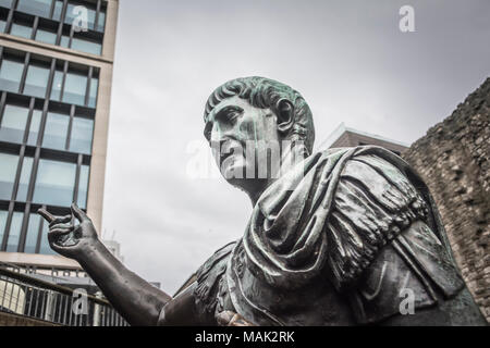 Une statue en bronze grandeur nature sur Tower Hill serait celle de l'empereur romain Trajan, Londres, Angleterre, Royaume-Uni Banque D'Images