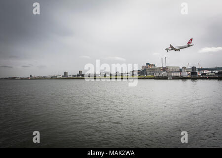 Un jet d'air Suisse à l'atterrissage à l'aéroport de London City, un aéroport d'affaires internationale sur l'Royal Docks dans le London, Londres, Royaume-Uni Banque D'Images