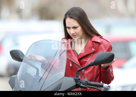 Portrait d'un motard à la confusion ventilées à moto dans la rue Banque D'Images