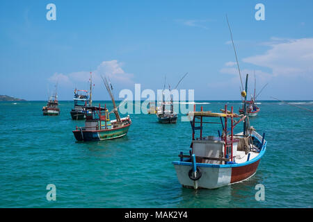 Plusieurs bateaux traditionnels locaux à prendre du poisson en Weligama Bay. Banque D'Images