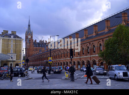 Londres, ANGLETERRE - 4 NOVEMBRE 2017 : la gare St Pancras et Great Northern Hotel avec les passagers qui arrivent en taxi et à pied. Banque D'Images