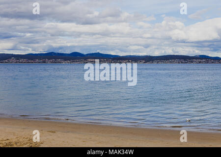 Plage déserte à Hobart, Tasmanie sur l'image avec des tons doux légèrement Banque D'Images