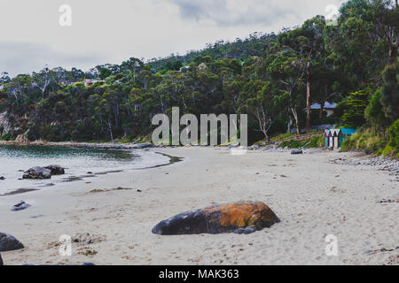 Plage déserte à Hobart, Tasmanie avec des pierres au premier plan sur l'image avec des tons doux légèrement Banque D'Images