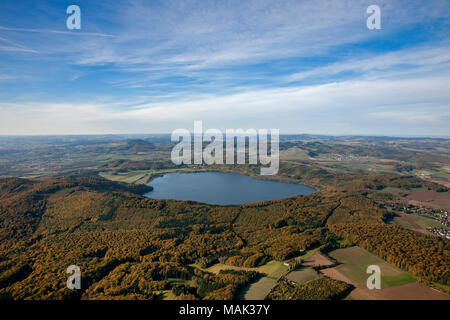 Vue aérienne de l'Est, volcan Eifel, lac Calder, Caldera, Nickenich Laacher, voir l'abbaye bénédictine de Maria Laach, Rhénanie-Palatinat, Allemagne, Union européenne Banque D'Images