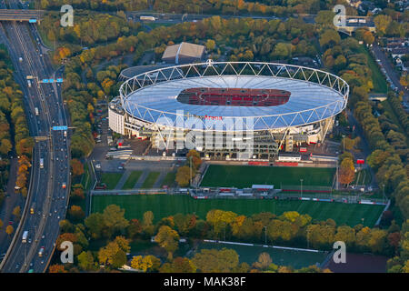 Vue aérienne, BayArena, anciennement Ulrich Haberland Stadium, Bayer 04 Leverkusen, stade de football, club de Bundesliga, Leverkusen, Rhénanie, Rhénanie-N-W Banque D'Images