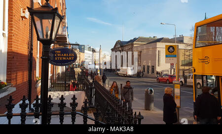 Vue sur rue dans la ville de Dublin - DUBLIN / IRLANDE - 20 MARS 2018 Banque D'Images