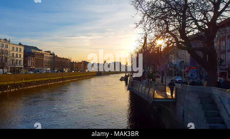 Rivière Liffey à Dublin au coucher du soleil - DUBLIN / IRLANDE - 20 MARS 2018 Banque D'Images